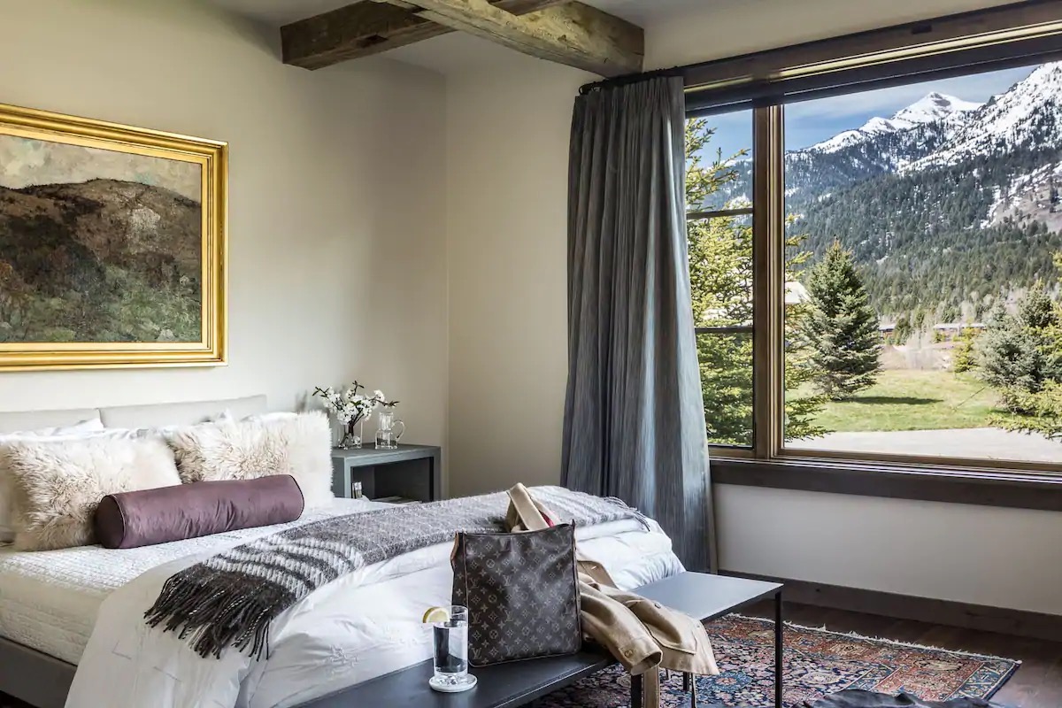 bedroom of best airbnbs in jackson