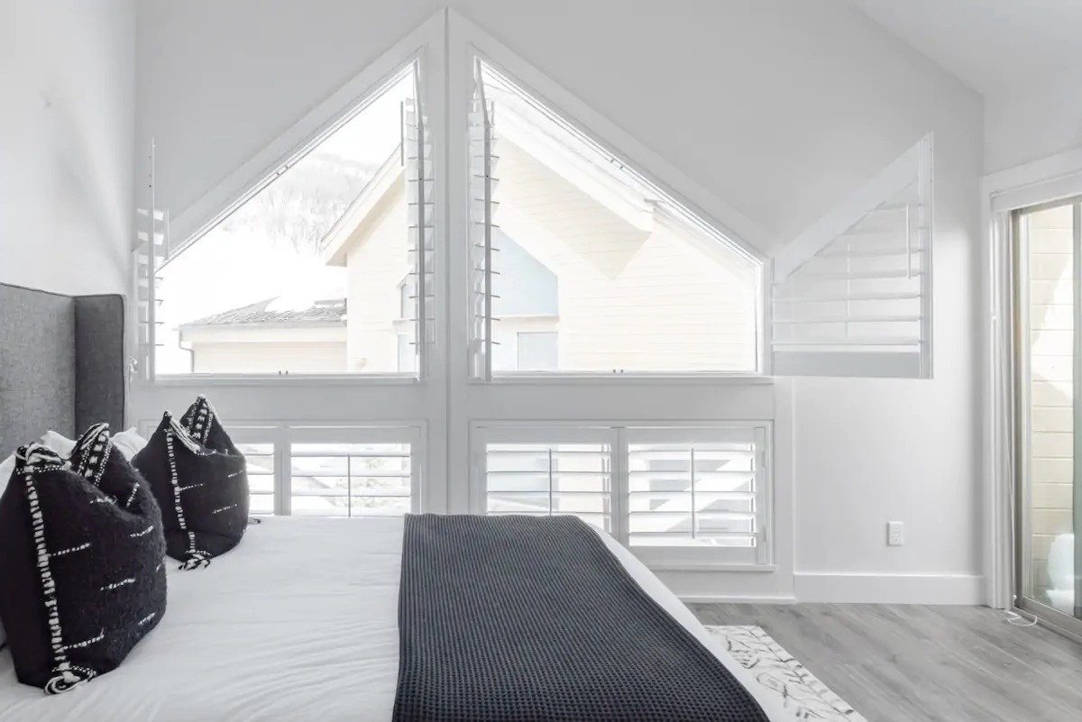 modern house bedroom in u.s. ski towns